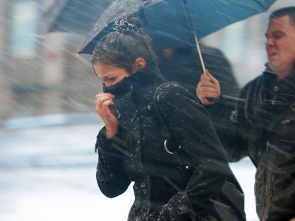  Uma tempestade fora de época no início do inverno provocou neve, chuva e ventanias perigosas na região Nordeste dos EUA nesta quinta-feira (8), deixando novamente os moradores da (Imagem:Reprodução)