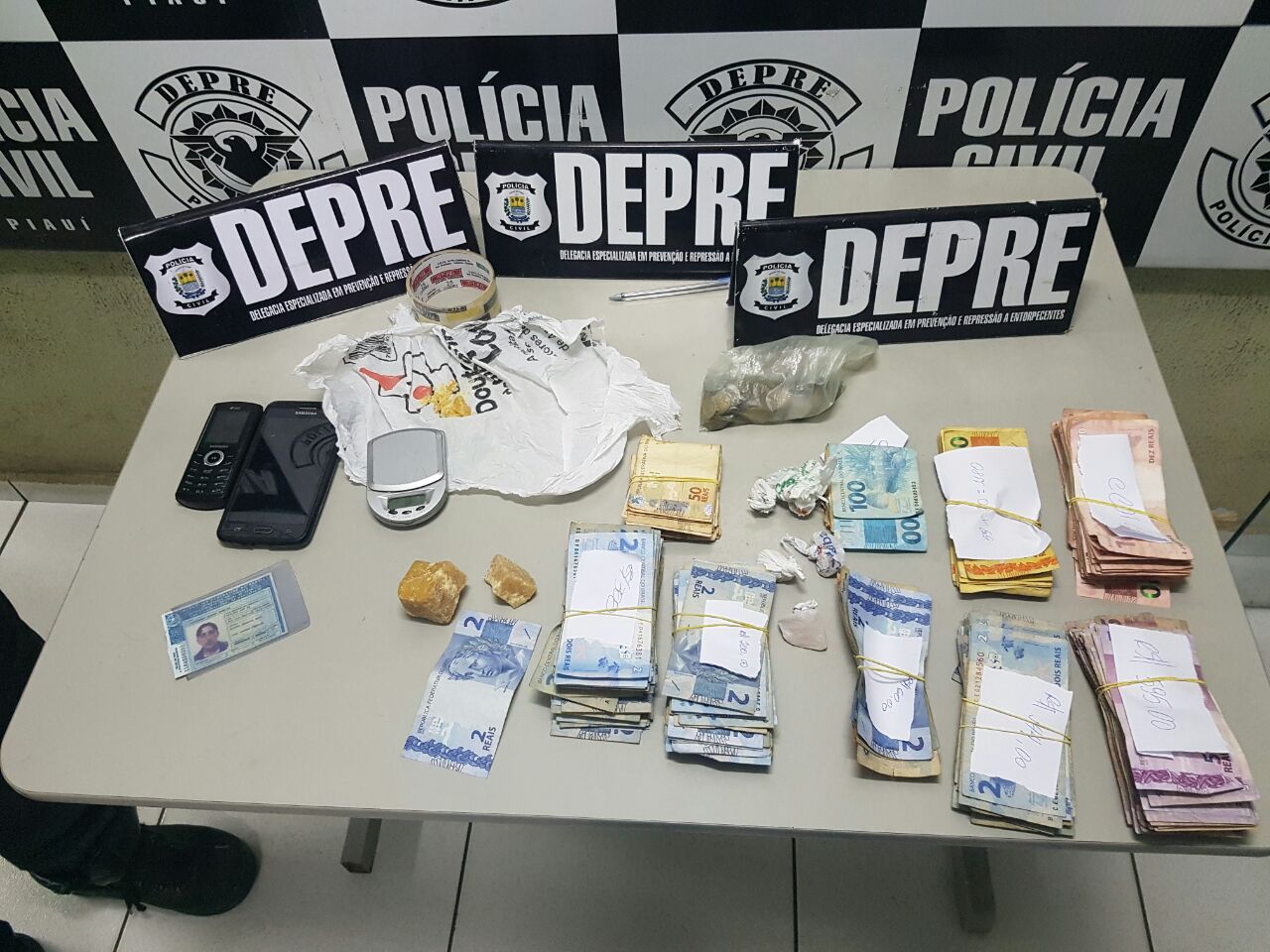 Foi apreendido pela DEPRE, R$6000,00 em dinheiro, pedras de crack e 100g de cocaína.