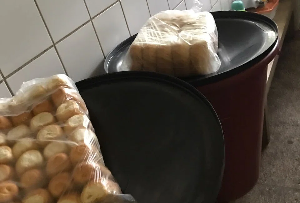 Pães para merenda dentro do banheiro