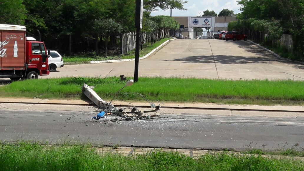 Poste e fiação ficaram danificados