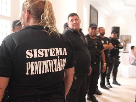 Agentes penitenciários