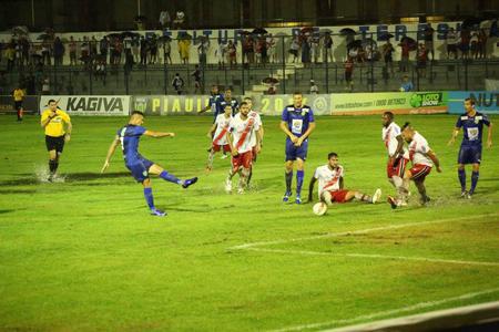 Jogo marcado pela chuva, dificultou os jogadores dos dois times.