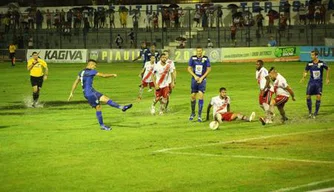 Jogo marcado pela chuva, dificultou os jogadores dos dois times.