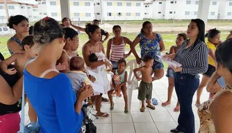 Teresina Britto em reunião com moradores