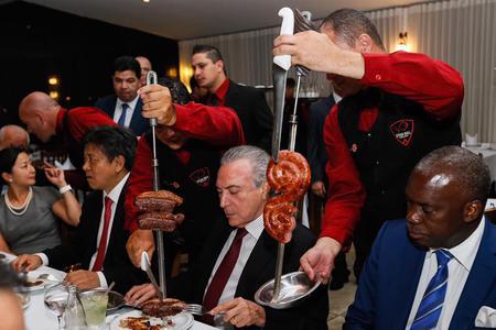 Presidente janta em churrascaria com embaixadores.