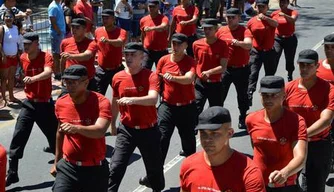 Bombeiros em formação.