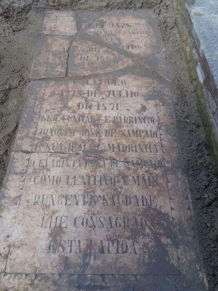 Lápide foi encontrada sob o piso da igreja, em frente à entrada da sacristia.