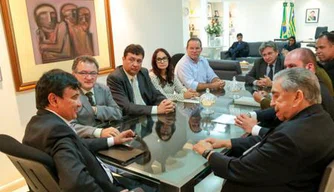 Wellington reunido com representantes da Itapissuma