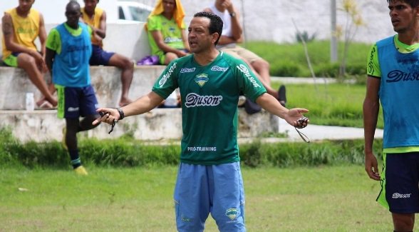 Paulinho Kobayashi joga nesta quinta-feira (30) contra o Piauí, em sua estreia no comando da equipe.