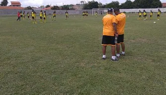 Lancuna e o auxiliar Rawri analisam equipe durante primeiro contato.