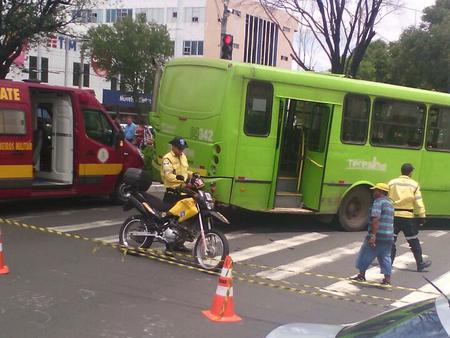 Homem é atropelado por ônibus na Avenida Frei Serafim