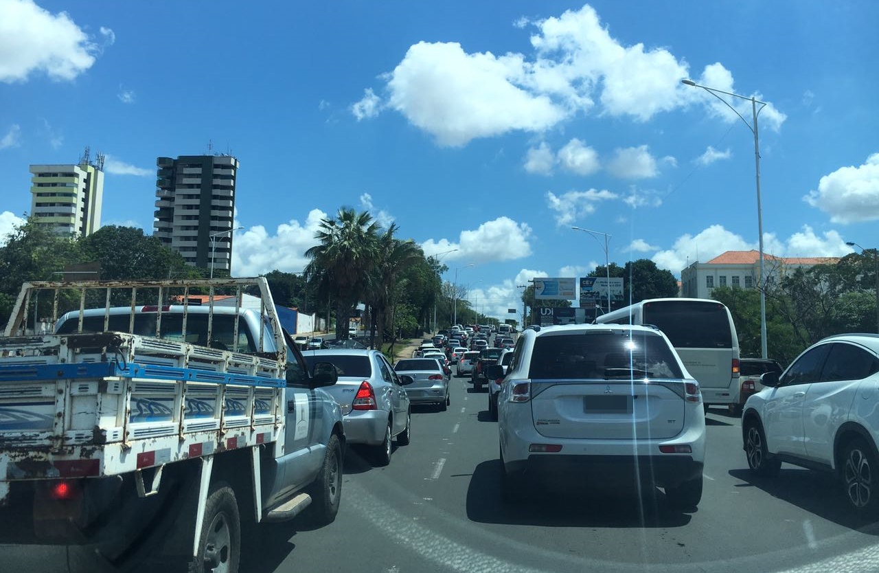 Trânsito ficou congestionado no Centro de Teresina, chegando até a Ponte JK