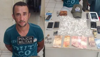 Homem é abordado com entorpecentes, celulares e 170 reais.