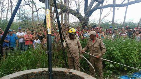 Operação de corpo de bombeiros resgata corpo de jovem que faleceu no poço.