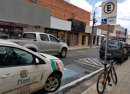 Viatura do 7º DP estacionada em vaga para deficiente