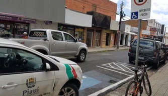 Viatura do 7º DP estacionada em vaga para deficiente