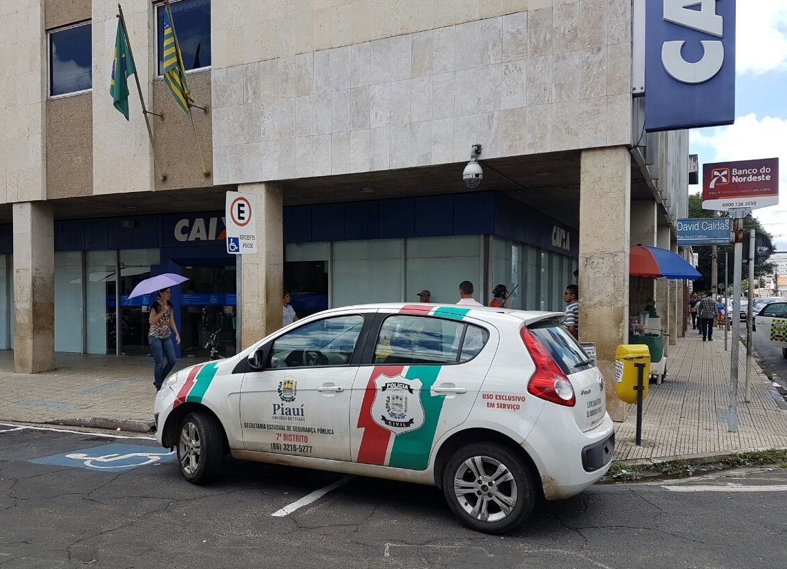 Viatura do 7º DP estacionada no Centro em local irregular