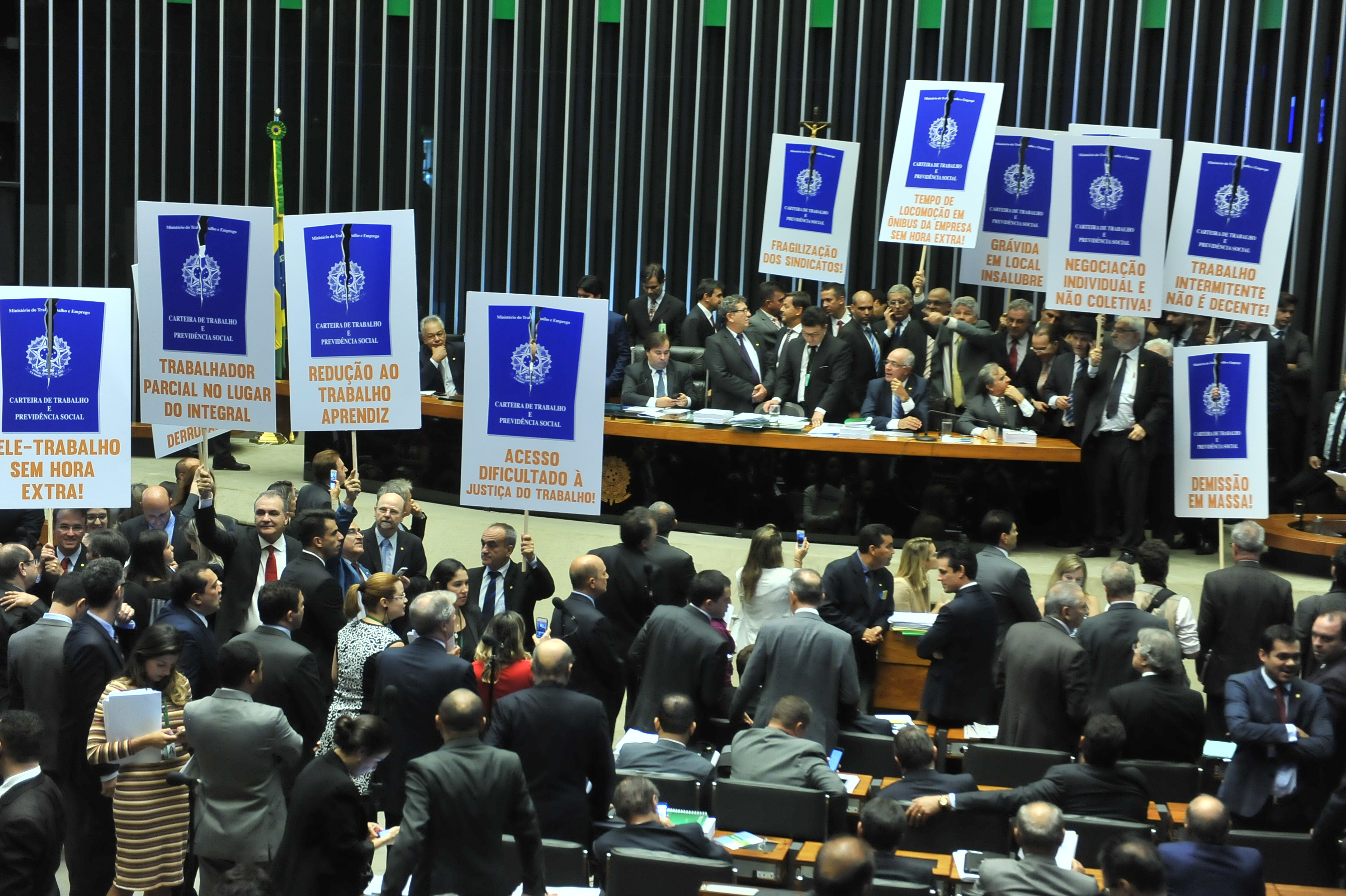 Câmara aprova texto da reforma trabalhista.