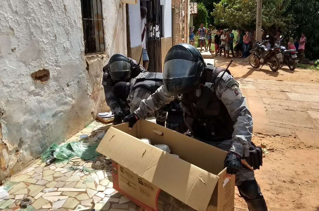 A polícia apreendeu 15 kg de maconha no local