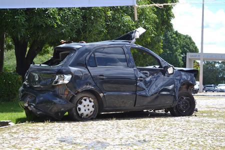 Carros batidos são espalhados pela capital