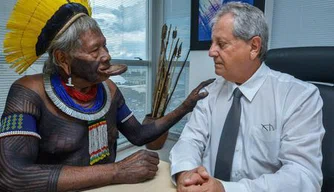 Antônio Costa recebendo Cacique ainda como presidente da Funai