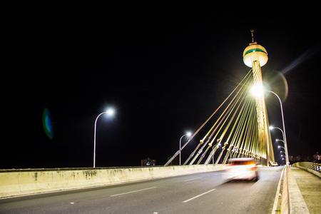 Ponte que liga as zonas norte e leste iluminada de amarelo