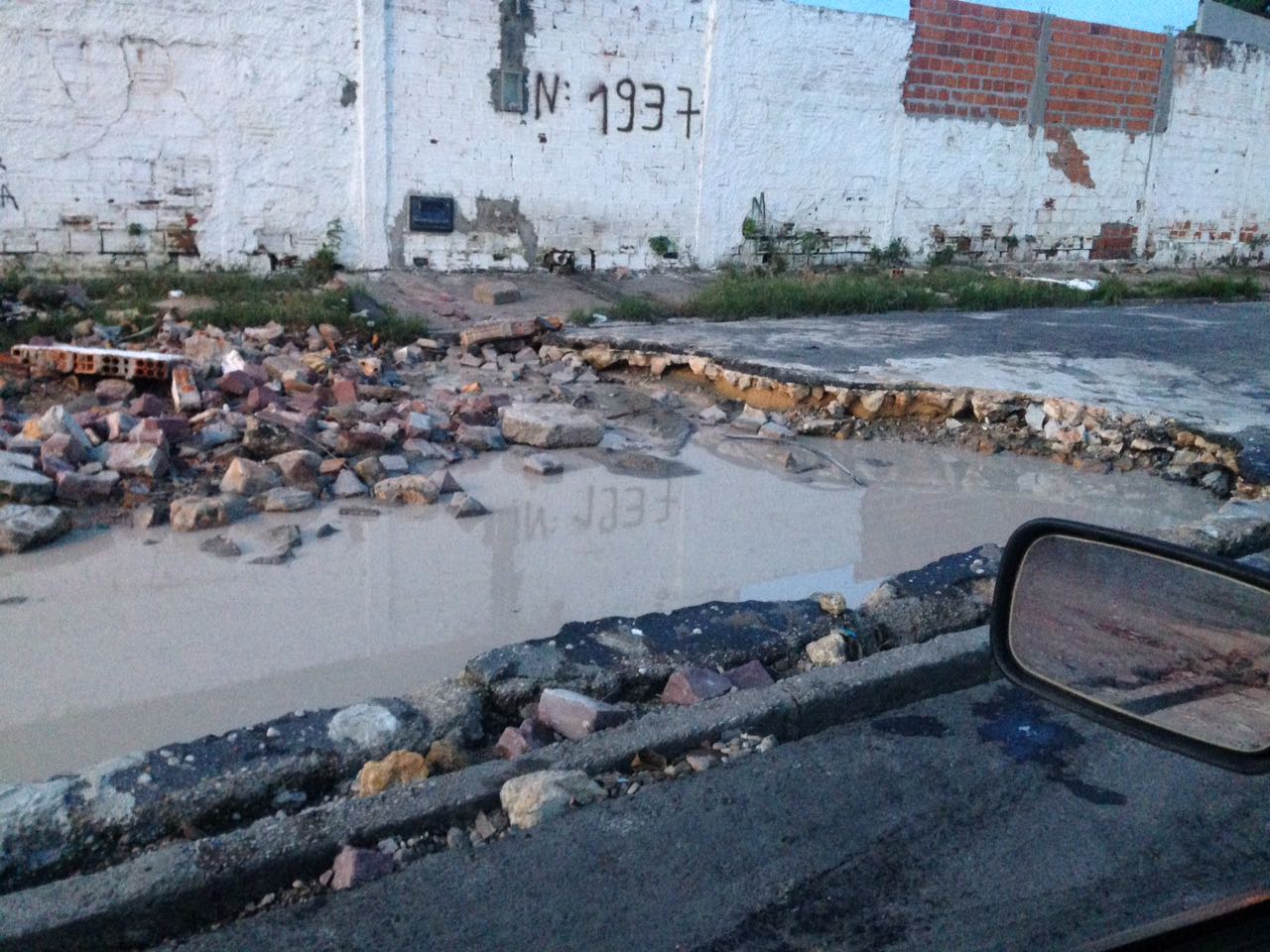 Buraco provoca transtornos na rua Eustáquio Portela.