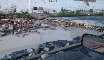 Buraco provoca transtornos na rua Eustáquio Portela.