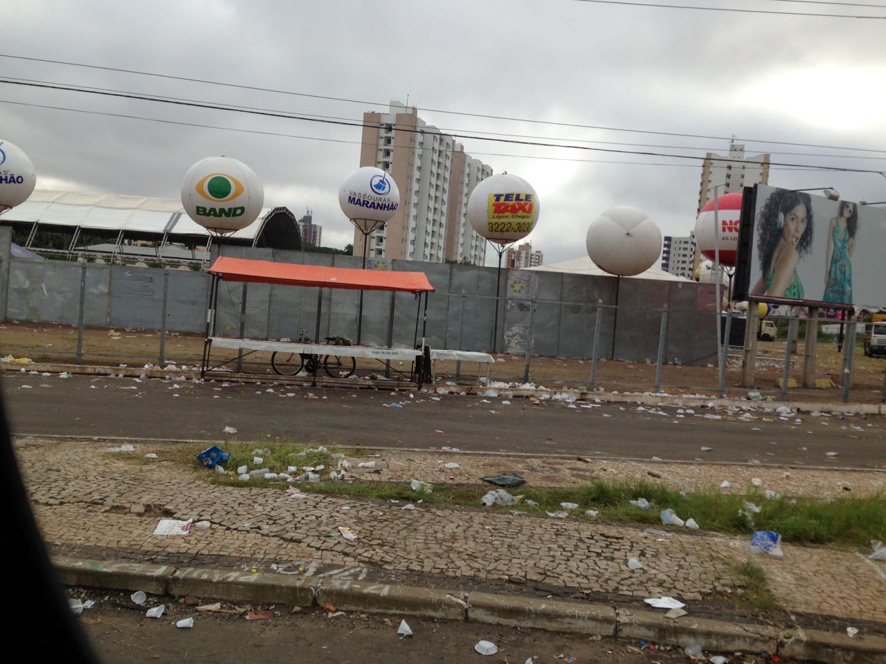 Lixo acumulado proximo a Arena Teresina Shopping