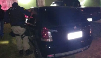 PRF apreende carro furtado em Altos
