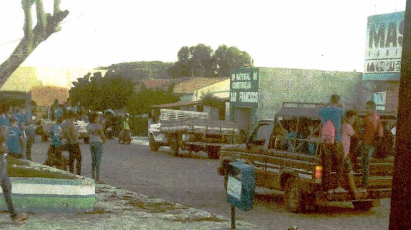 Foto anexada à denúncia mostra alunos sendo transportados em pau de arara