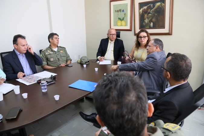 Reunião trata de residencial para militares