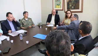 Reunião trata de residencial para militares