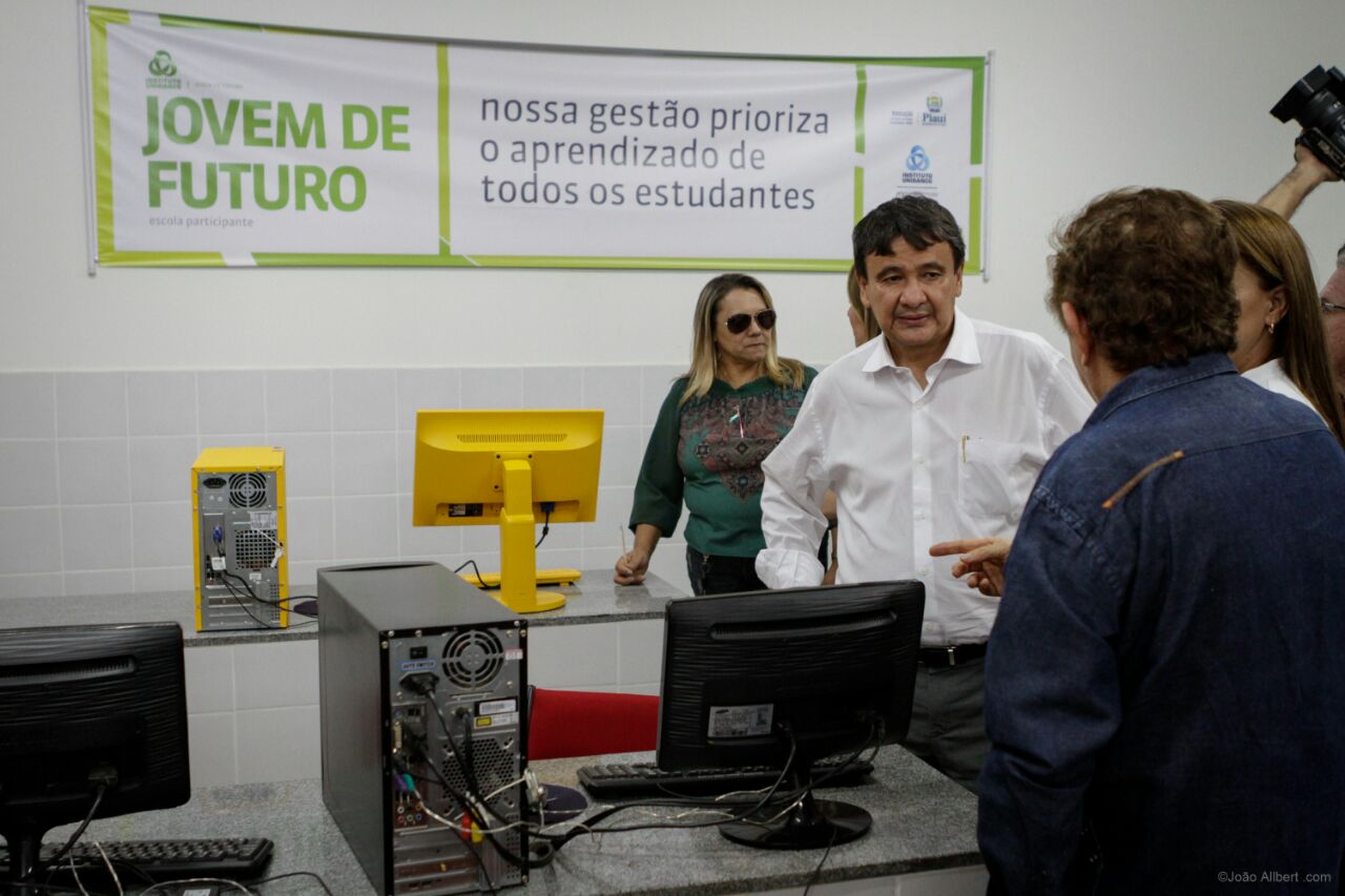 Governador Wellington Dias inaugurando escola em Caldeirão Grande