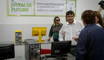 Governador Wellington Dias inaugurando escola em Caldeirão Grande