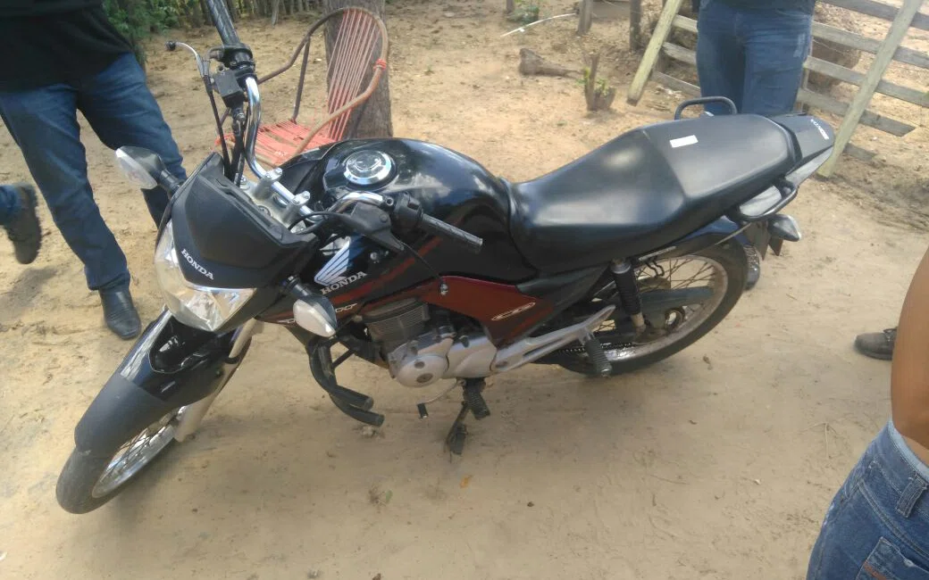 Motocicleta apreendida pelos policiais.