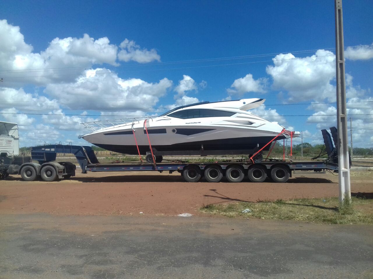 PRF apreende lancha sendo trasportada ilegalmente.