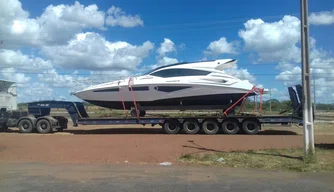 PRF apreende lancha sendo trasportada ilegalmente.