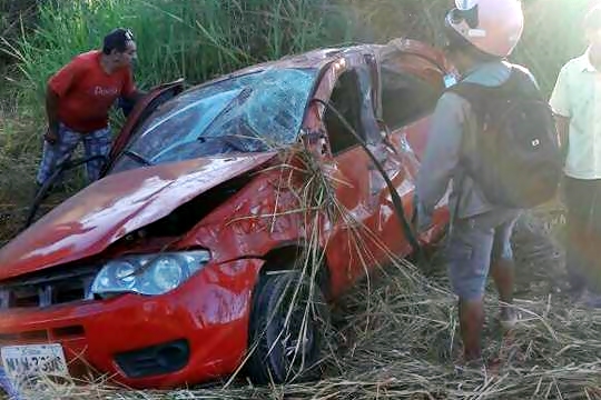 Três pessoas ficaram feridas após capotamento em Teresina