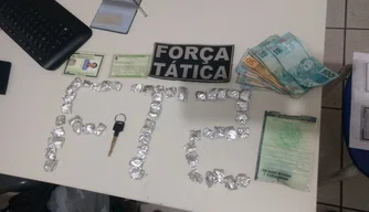 Drogas e dinheiro encontrados com os jovens.