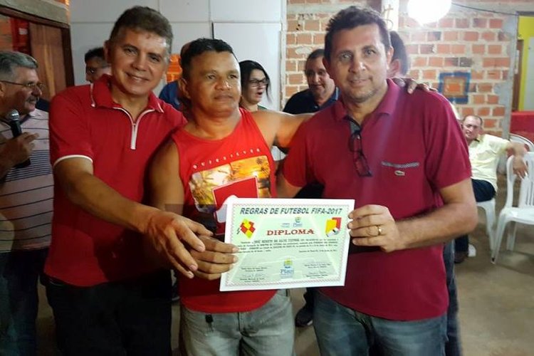 Alunos recebem diploma do curso de arbitragem.