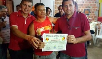 Alunos recebem diploma do curso de arbitragem.