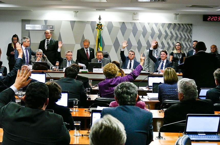 Reforma trabalhista passa na CCJ e segue para o Plenário.