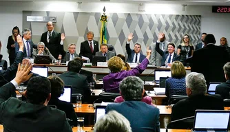 Reforma trabalhista passa na CCJ e segue para o Plenário.