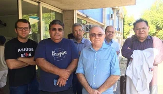 De braços cruzados, médicos da rede estadual suspendem atendimento até quinta-feira (06).