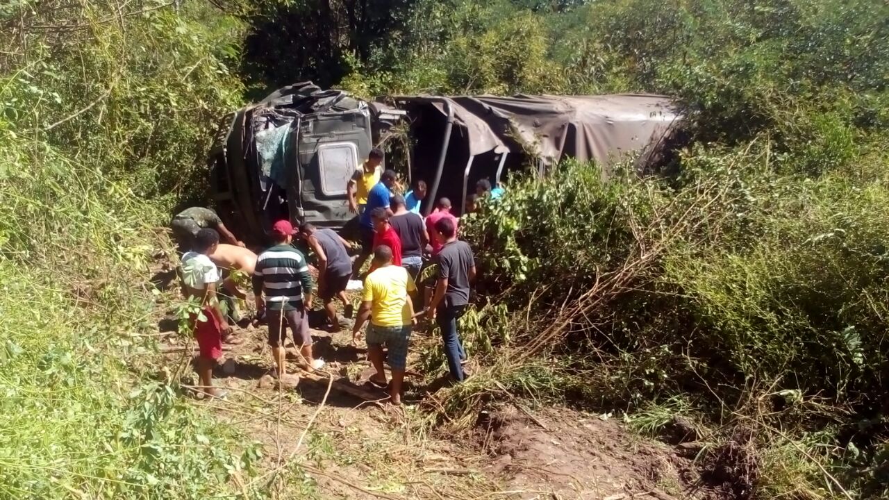 Caminhão tombou e saiu da pista da PI 113