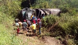 Caminhão tombou e saiu da pista da PI 113