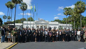 Delegados do Piauí protestam em frente ao Palácio de Karnak