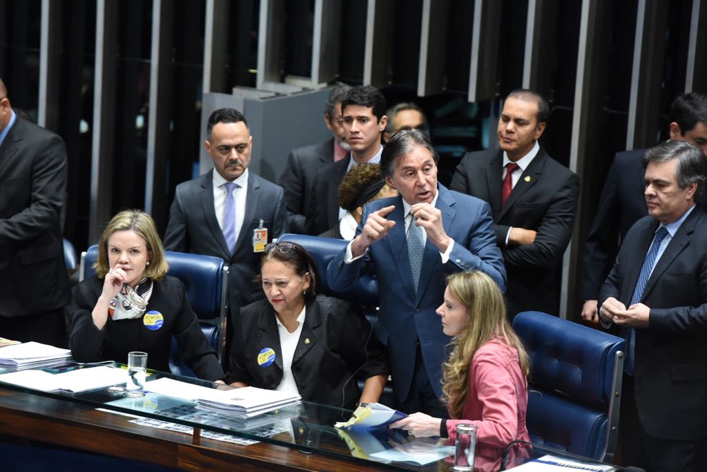 Senadoras oposicionistas ocupam a Mesa do Senado para impedir sessão de debate da Reforma Trabalhista.