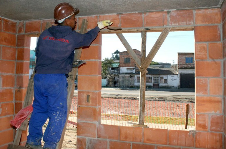 O benefício irá financiar famílias com renda mensal de até R$ 2.811